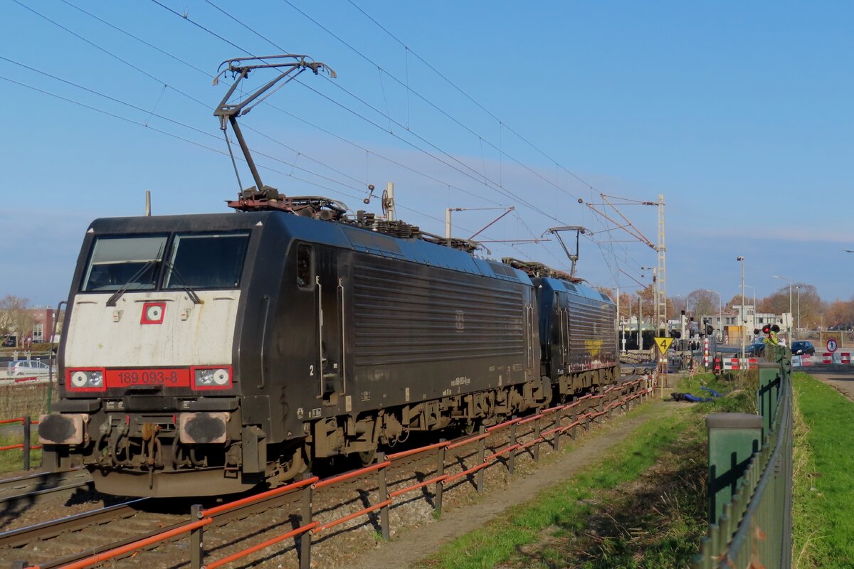 Doppelpack Tfzf mit 189 093 schiebend bei Venlo-Vierpaardjes am 2 Dezember 2023.