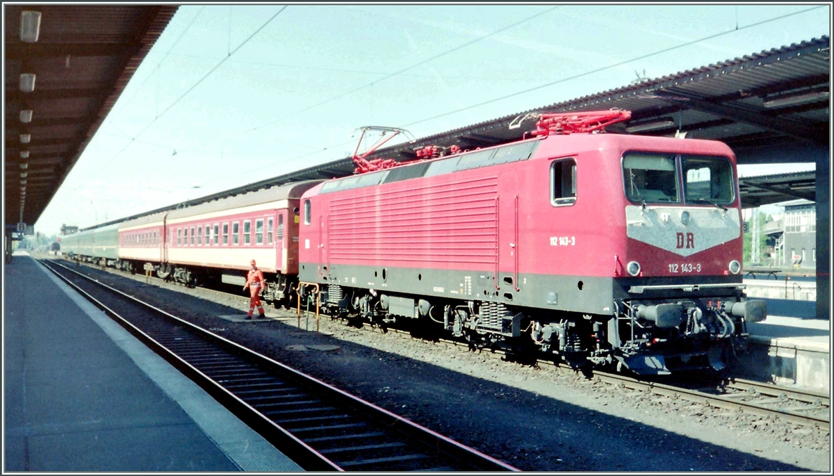  DR  112 143-3 mit eine Nachtzug nach Kiew und Russland in Berlin Lichtenberge.
April 1994 (Scan)