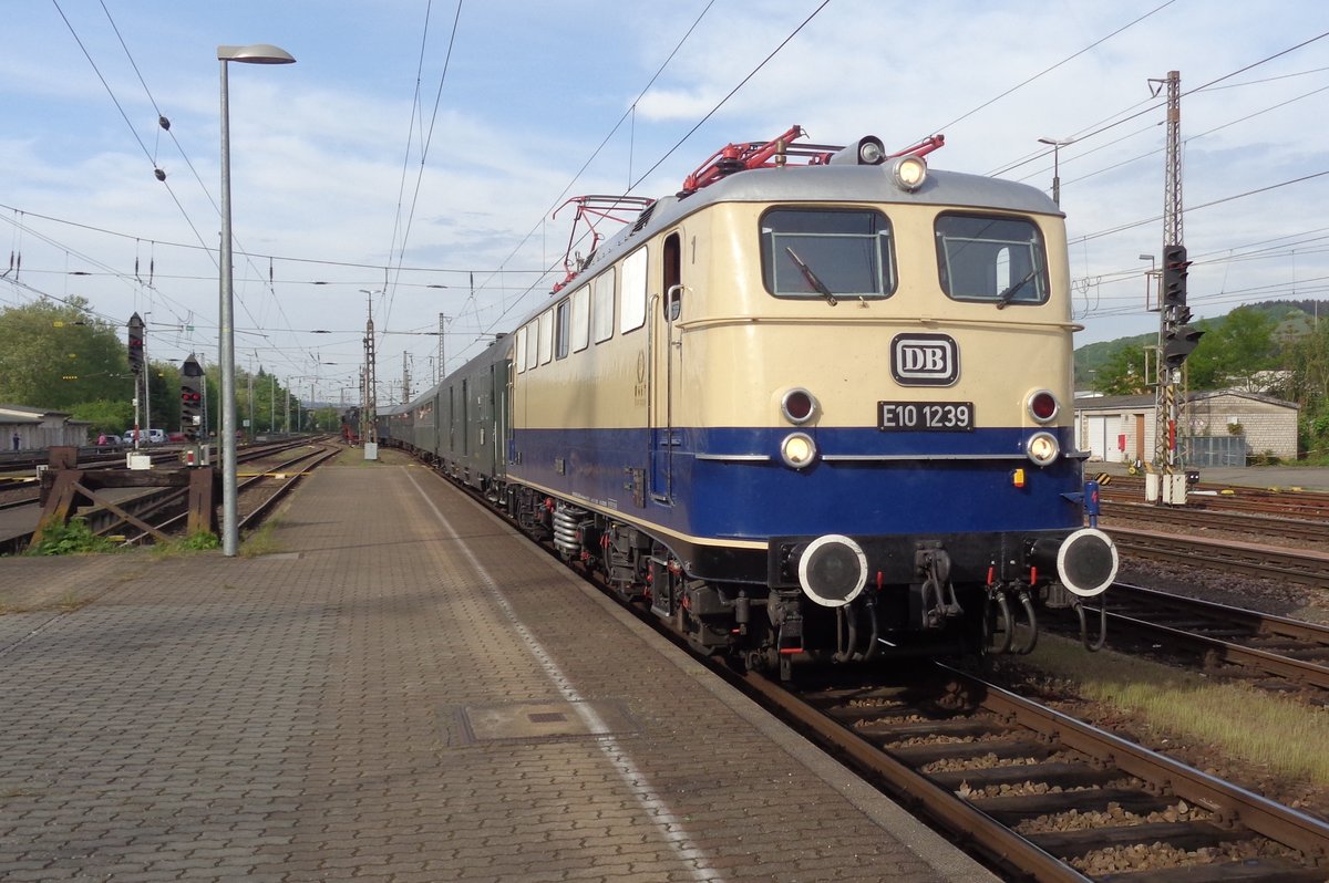 E 10 1239 treft mit deren Sonderzug in Trier ein am 29 April 2018 während das Dampfspektakel 2018. 