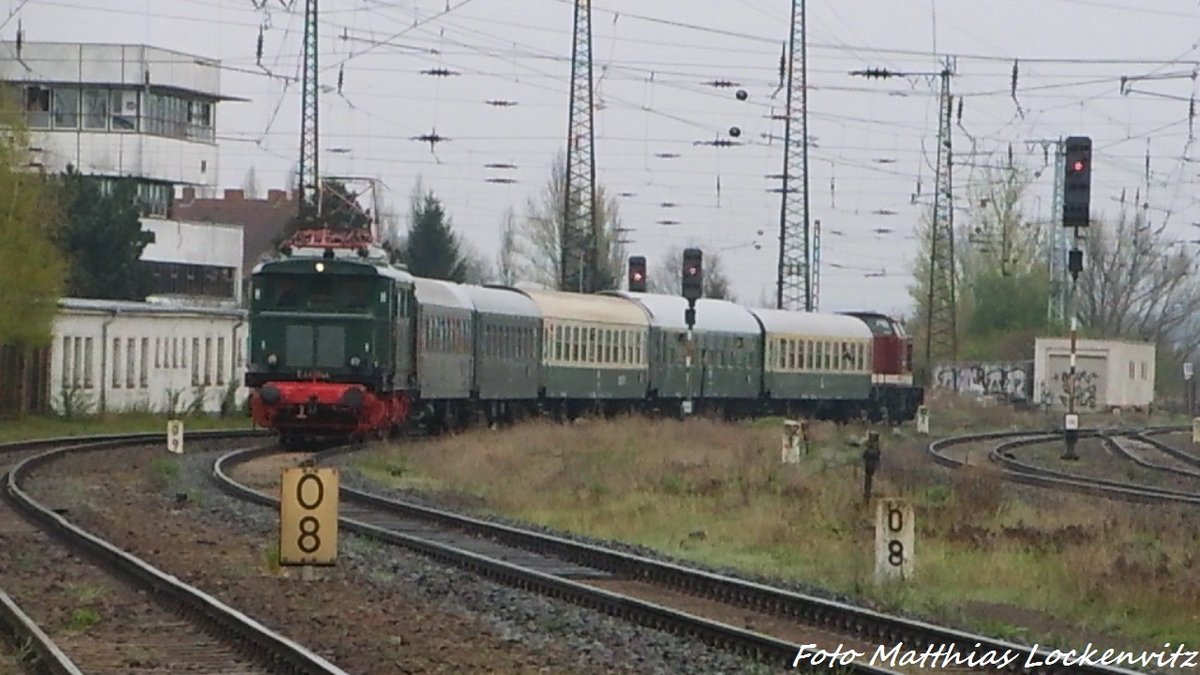 E44 044 mit dem Sonderzug und der 202 327 (203 227) der LEG am ende bei der Einfahrt in den Bahnhof Grokorbetha am 17.4.16