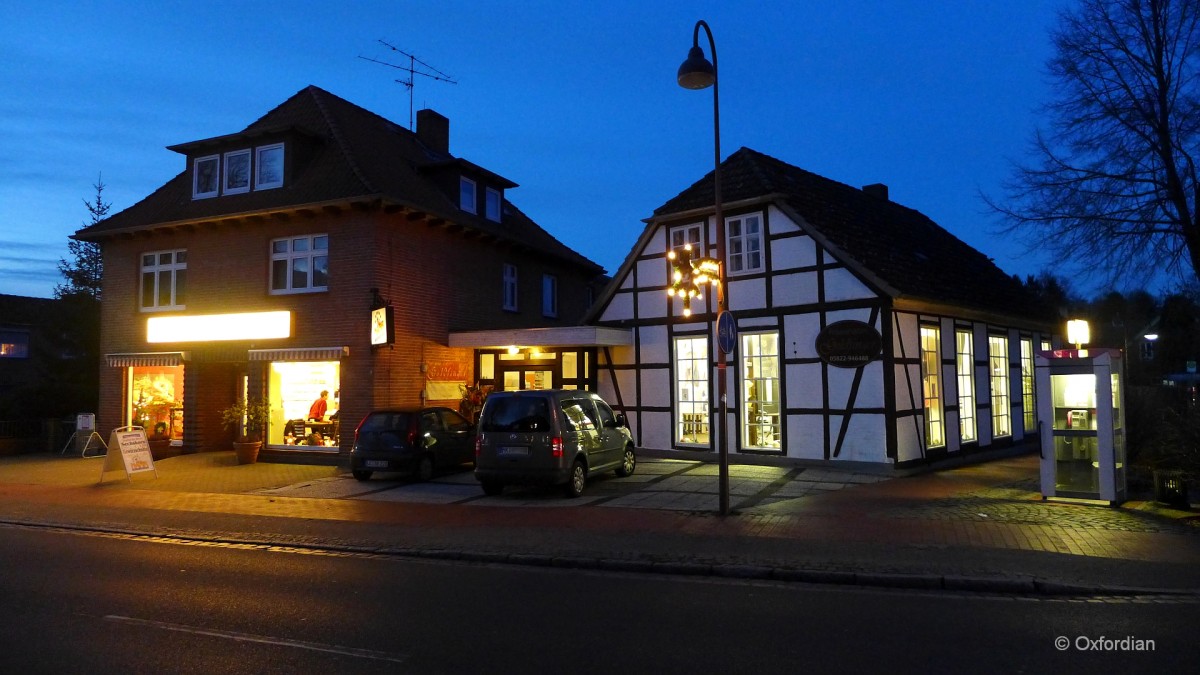 Ebstorf, der Bäcker und der Friseur an der abendlichen Hauptstraße.
