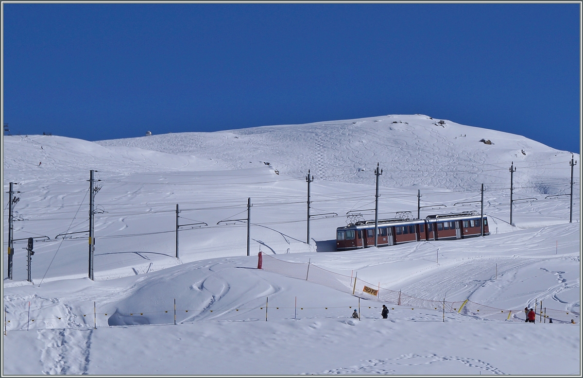 Ein älterer GGB Beh 4/8 auf Talfahrt kurz vor der Station Riffelberg. 
Im Hintergrund rechts im Bild ist das Gornergrad zu sehen.
27. Feb. 2014