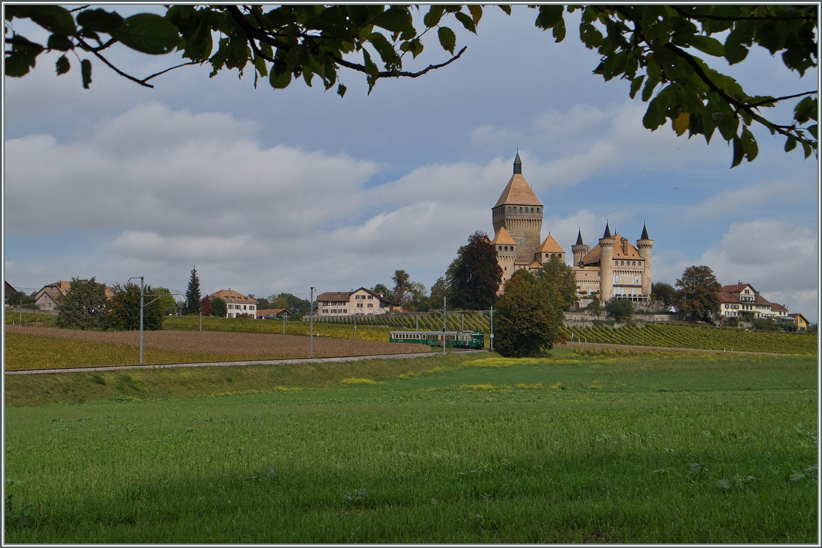 Ein BAM Regionalzug vor dem markanten Schloss von Vufflens. 

15.10.2014