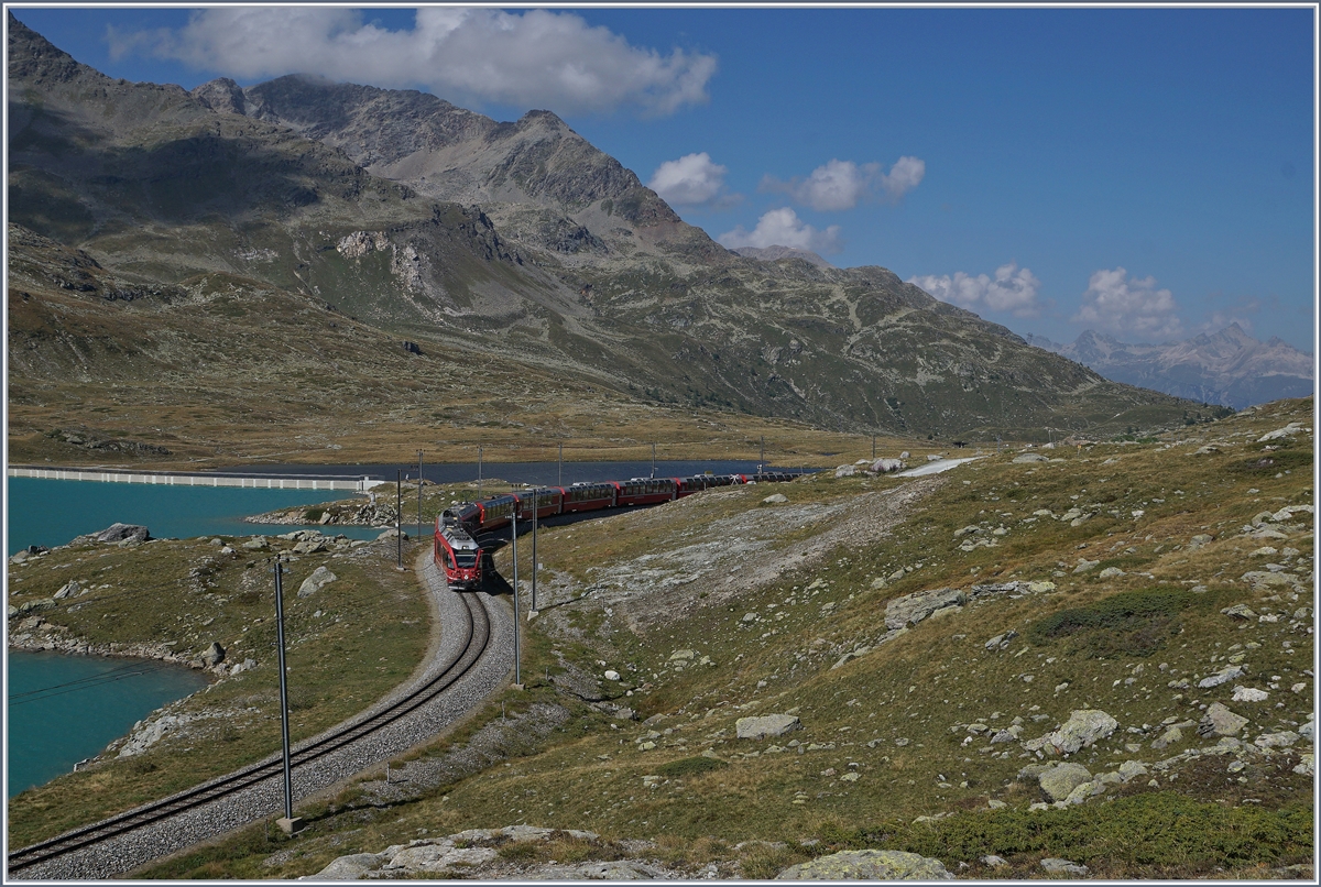 Ein Bernina Express kurz vor der Passhöhe Bernina Ospizio.
13. Sept. 2016 
