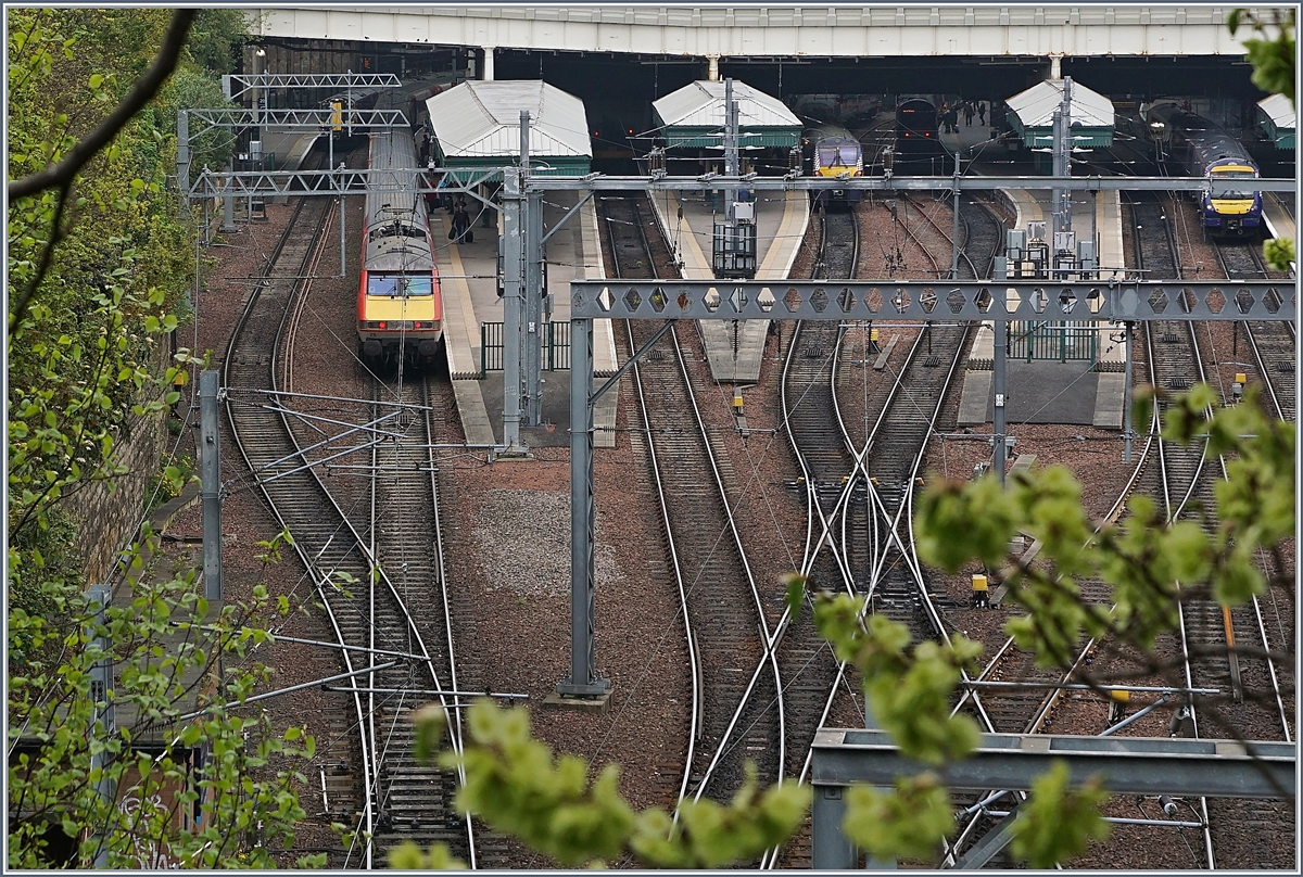 Ein Blick auf im Tal gelegenen Bahnhof von Edinburgh Waverley mit verschiedenen abfahrbereiten Zügen. 

2. Mai 2017