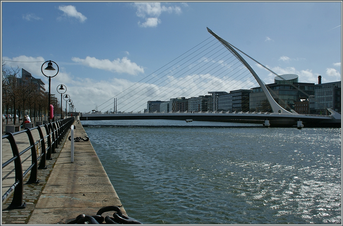 Ein Blick flussabwrts dem Liffey entlang in die nun umfassend restaurierte Hafen Gegend von Dublin.

14. April 2013