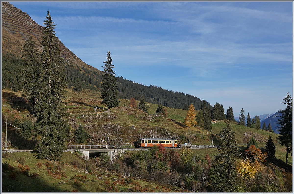 Ein BLM Be 4/4 ist zwischen Grütschalp und Winteregg auf der Fahrt nach Mürren. 16. Okt. 2018
