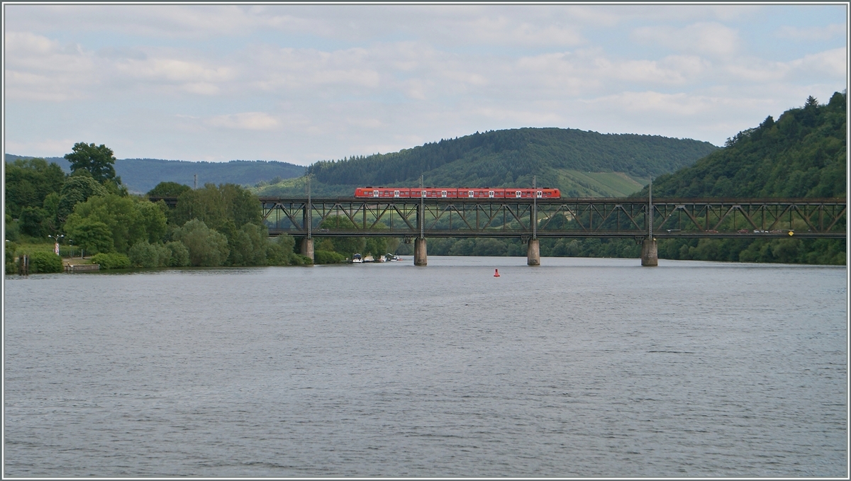 Ein DB ET 425 auf der Mosel-Brücke bei Bullay.

21. Juni 2014