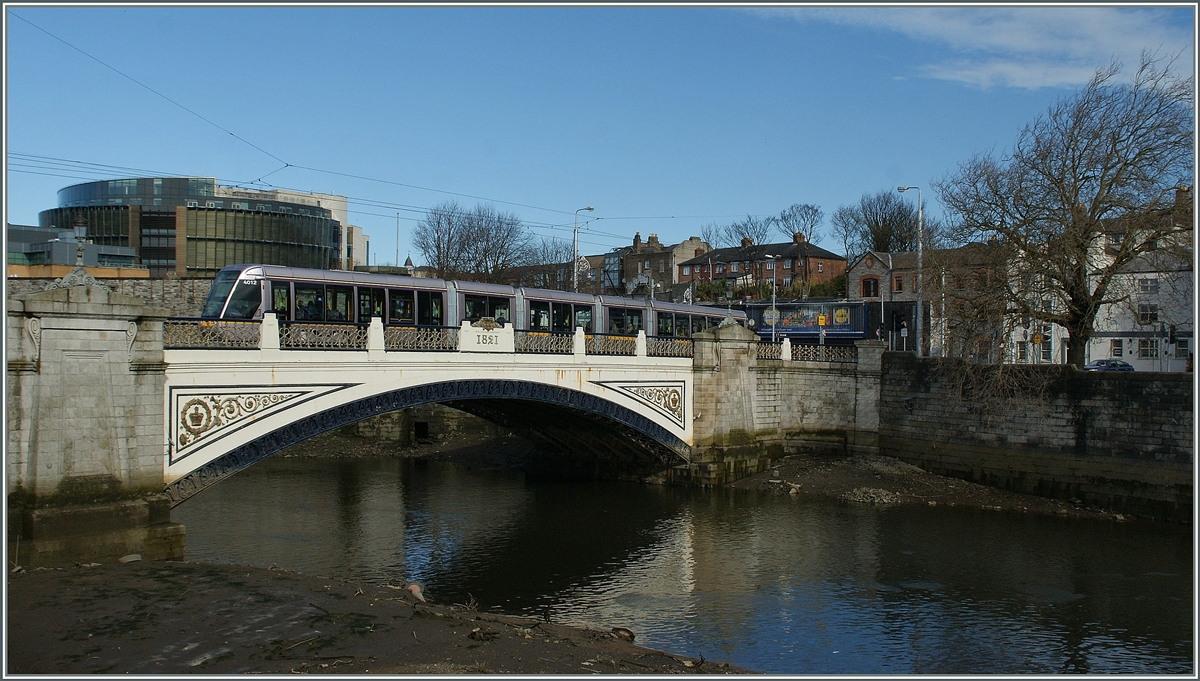 Ein Dublin LUAS Tram überquert den LIffey beim Bahnhof Heuston. 
14. April 2013