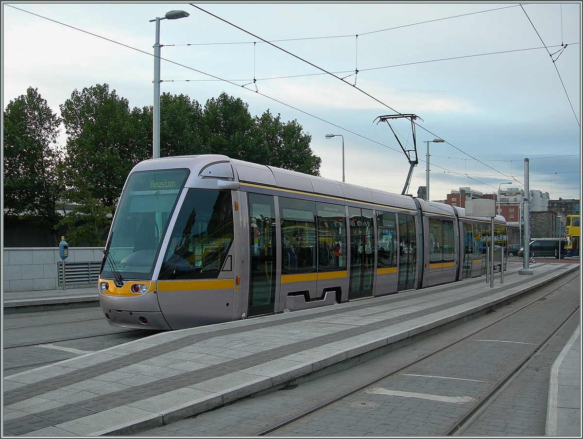 Ein Dublin Tram  Luas  hat sein Ziel erreicht.
4. Okt. 2006 