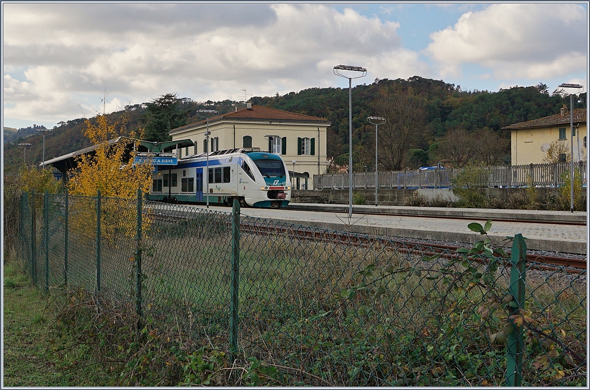 Ein FS Trenialia MD Aln 501/502 beim Halt im Bahnhof von S. Piero a Sieve. Der Zug zeigt sich noch  Bianca/Verde  Farbgebung. 

14. Nov. 2017