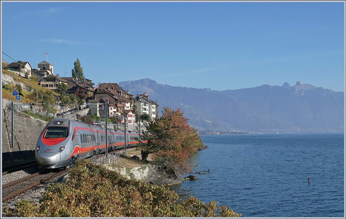 Ein FS Trenitalia ETR 610 als EC 34 auf der Fahrt von Milano Centrale nach Genève bei St-Saphorin.
25. Okt. 2018 