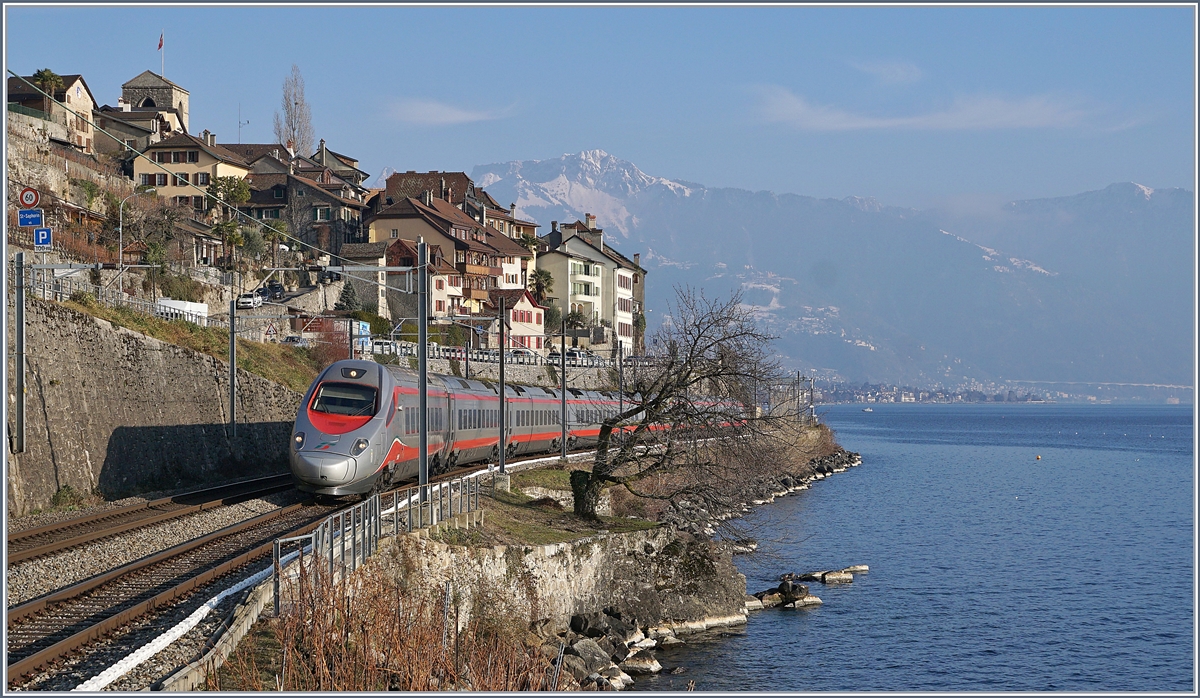 Ein FS Trenitalia ETR 610 ist als EC von Milano nach Genève bei St-Saphorin unterwegs.
25. Jan. 2019