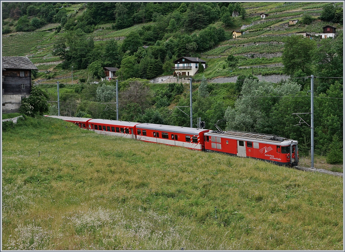 Ein MGB Regionalzug nach Fiesch kurz vor Neubrück. 

14. Juni 2019