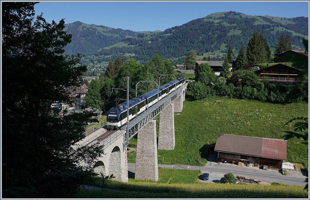 Ein MOB Alpina Regionalzug auf dem Weg nach Monteux auf dem 109 Meter langen Grubenbach Viadukt bei Gstaad. 

2. Juni 2020
