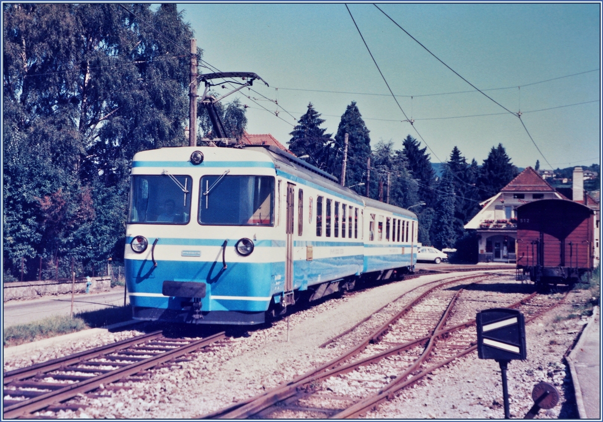 Ein MOB Be 4/4 Serie 5000 Pendelzug im Lokalverkehr in Fontanivent.

Analogbild vom August 1985
