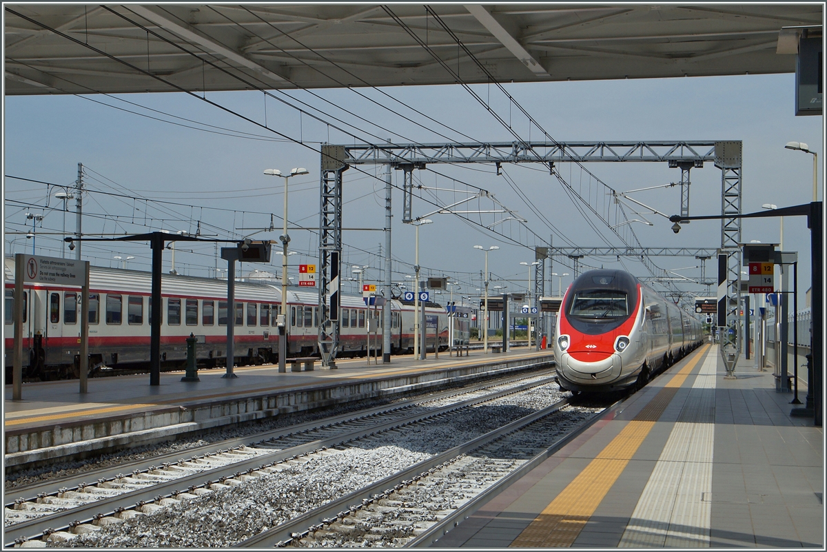 Ein SBB ETR 610 / RABE 503 erreicht den Expo Bahnhof Rho.
22. Juni 2016