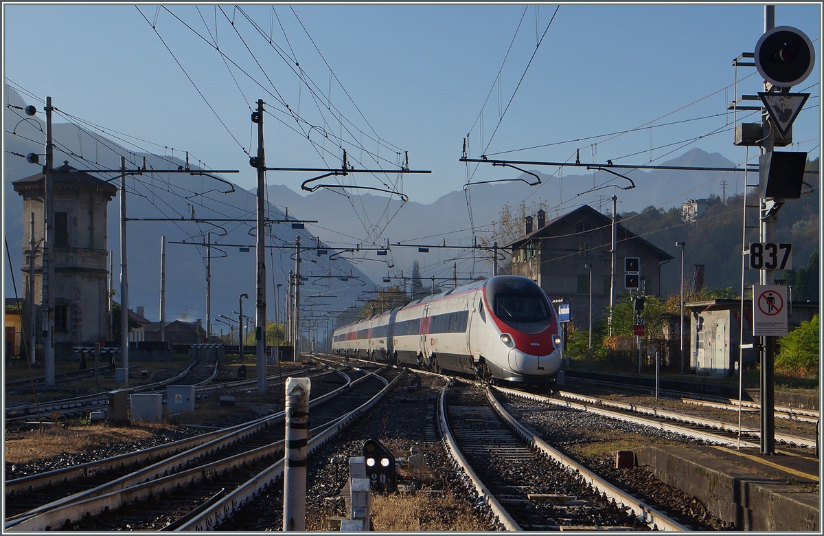 Ein SBB ETR 610 erreicht als EC von Milano nach Basel Domoosola. 
31.10.2014