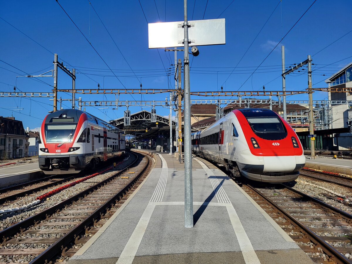 Ein SBB RABe 511 nach Annemasse und ein ICN RABDe 500 nach Zürich warten in Lausanne auf ihre Abfahrt.

7. März 2024