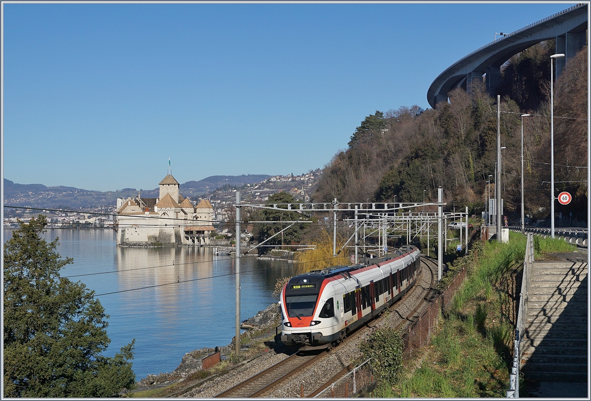 Ein SBB RABe 526 zeigt sich auf der Fahrt in Richtung Lausanne vor dem Hintergrund des Château de Chillon. 

7. Feb. 2020