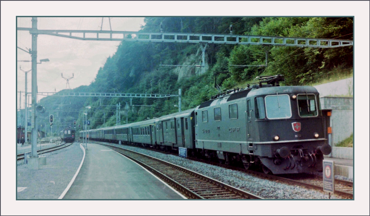 Ein SBB SAchnellzug wie er für die 70 und 80 Jhare typisch war: Re 4/4 II und EW I und II..
Hier bei der Durchfahrt in Flamatt im August 1987.
(Gescanntes Negativ)