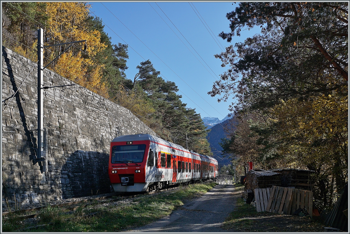 Ein TMR Region Alpes RABe 525  Nina  ist bei Sembrancher auf dem weg in Richtung Martigny. 

6. Nov. 2020
