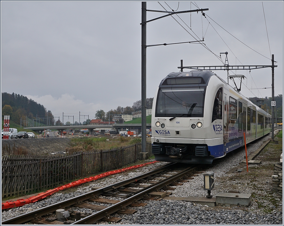 Ein TPF Regionalzug auf dem Weg nach Châtel St-Denis kurz vor seinem Ziel. Im Hintergrund ist Bahnhofneubau zu erkennen. 
 28. Okt. 2019