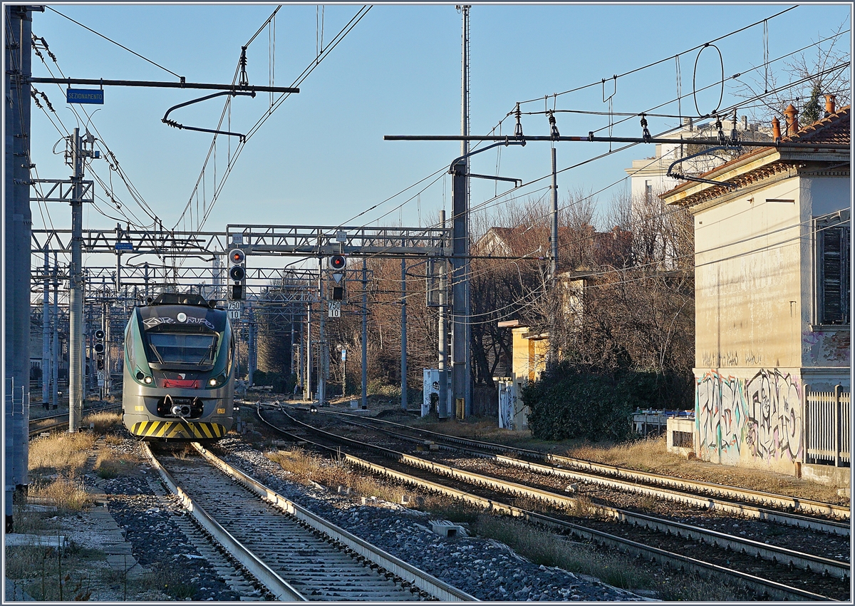 Ein Trenord ETR 425 von Porto Ceresio nach Milano Porta Garibaldi erreicht Gallarete.
5. Jan. 2019