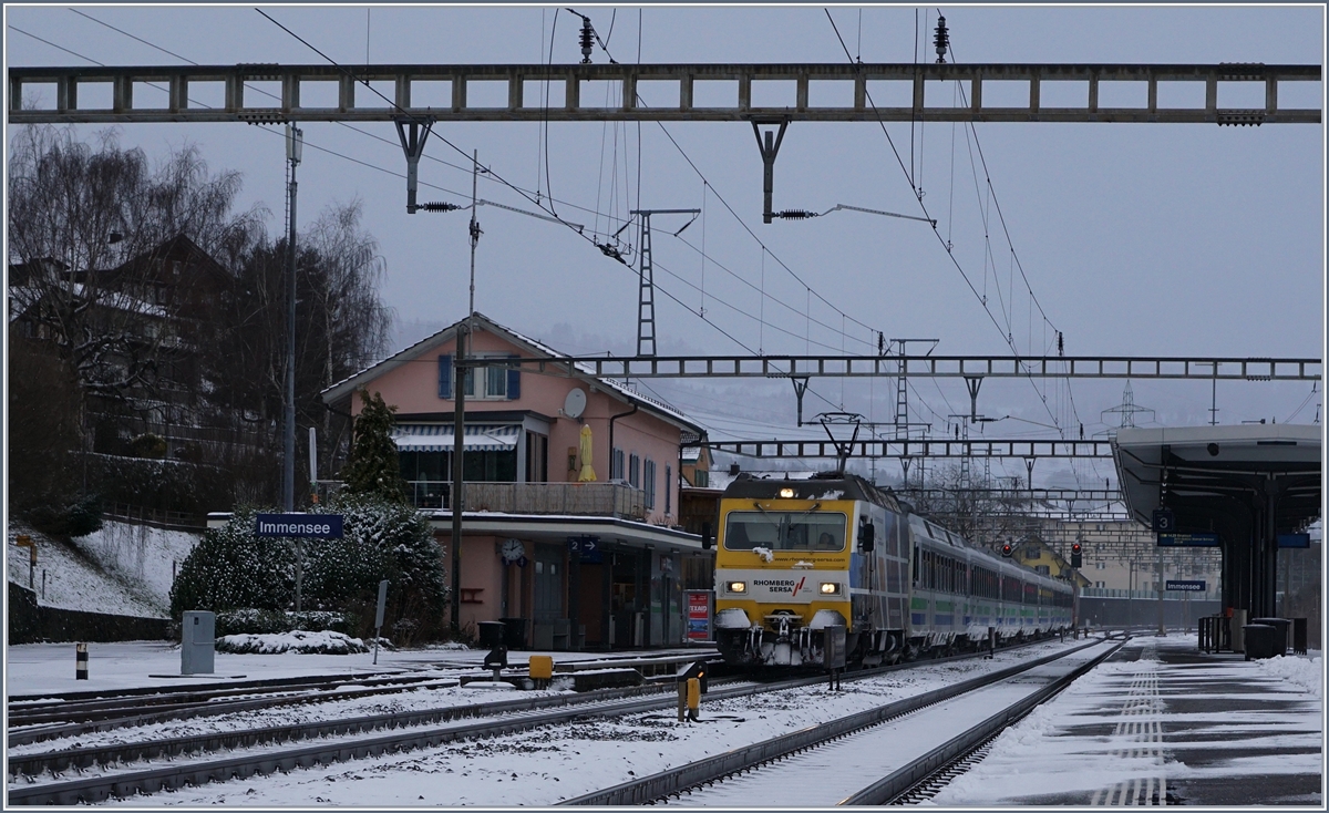 Ein Voralpenexpress mit der Re 4/4  Privatbahn  (Re 456) der SOB bei der Durchfahrt in Immensee.

1. Jan. 2017