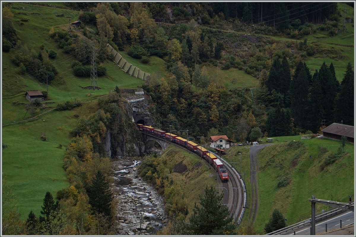 Eine DB 185 schiebt bei Wassen den  Winner-Zug  nach.
10.10.2014
