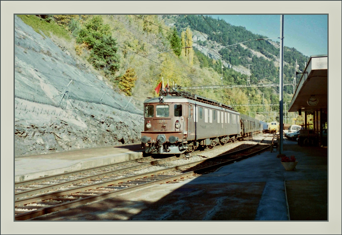 Eine der drei BLS Ae 8/8 mit einem Güterzug in Hohtenn (Lötschberg Südrampe)
Scan/ Oktober 1995