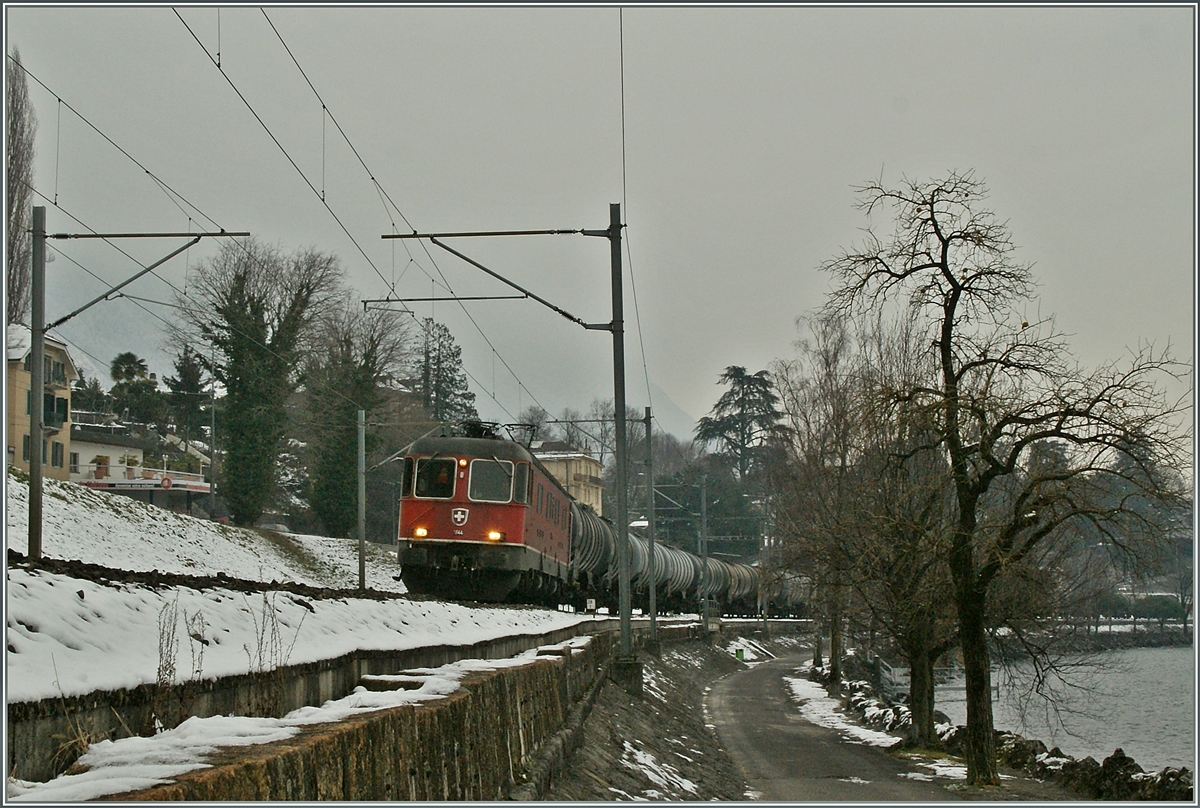 Eine Re 6/6 mit einem Ölzug kurz nach Villeneuve. 
2. Feb. 2013