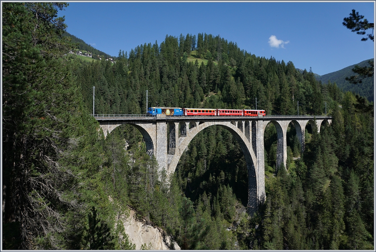 Eine RhB Ge 4/4 III mit ihrem Regionalzug Filisur - Davos auf dem Wiesen-Viadukt.
12. Sept. 2016