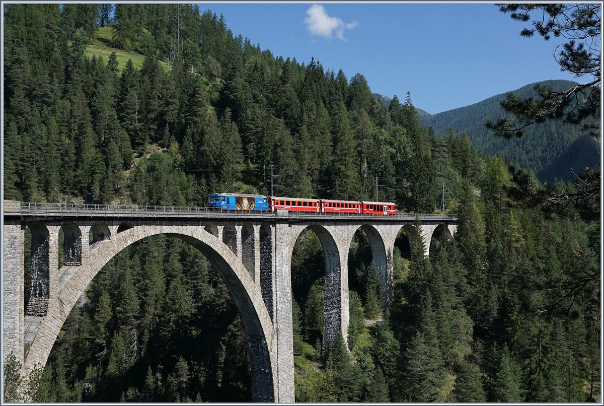 Eine Rhe Ge 4/4 III mit ihrem Regionalzug von Filisur nach Davos Platz auf dem Wiesen-Viadukt. 
12. Sept. 2016