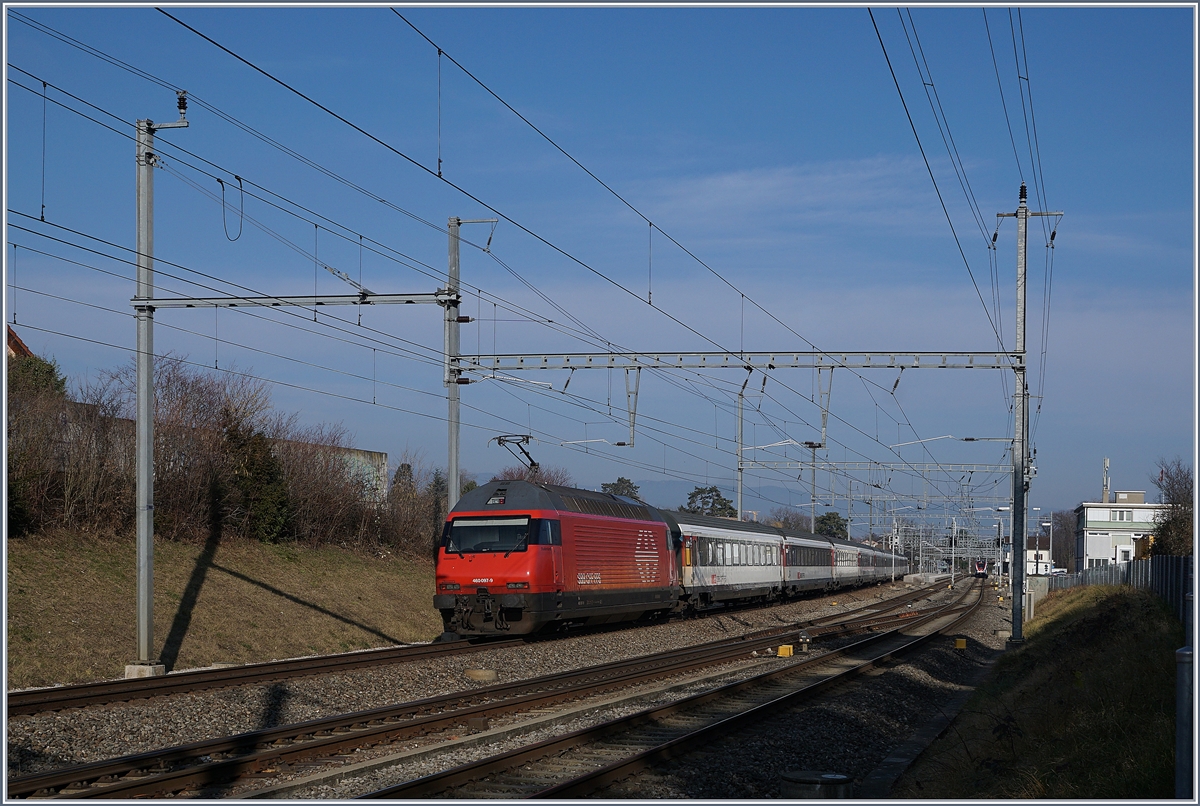 Eine SBB Re 430 schiebt ihren IR90 ohne Halt durch den Bahnhof von Coppet.

21. Jan. 2020