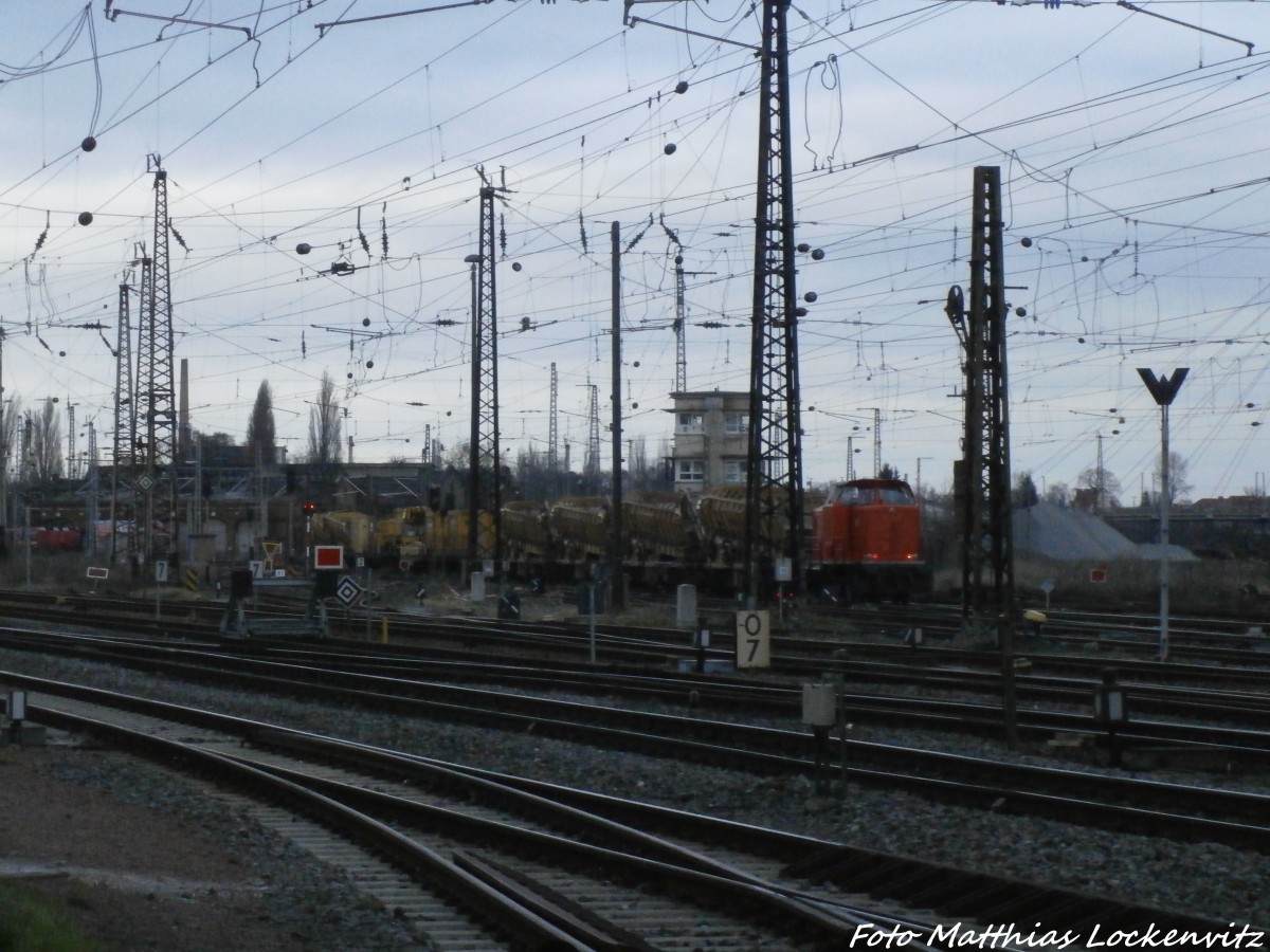eine unbekannte V65 mit einem Gleisbauzug beim verlassen des Bahnhofs Halle (Saale) Hbf am 23.12.14