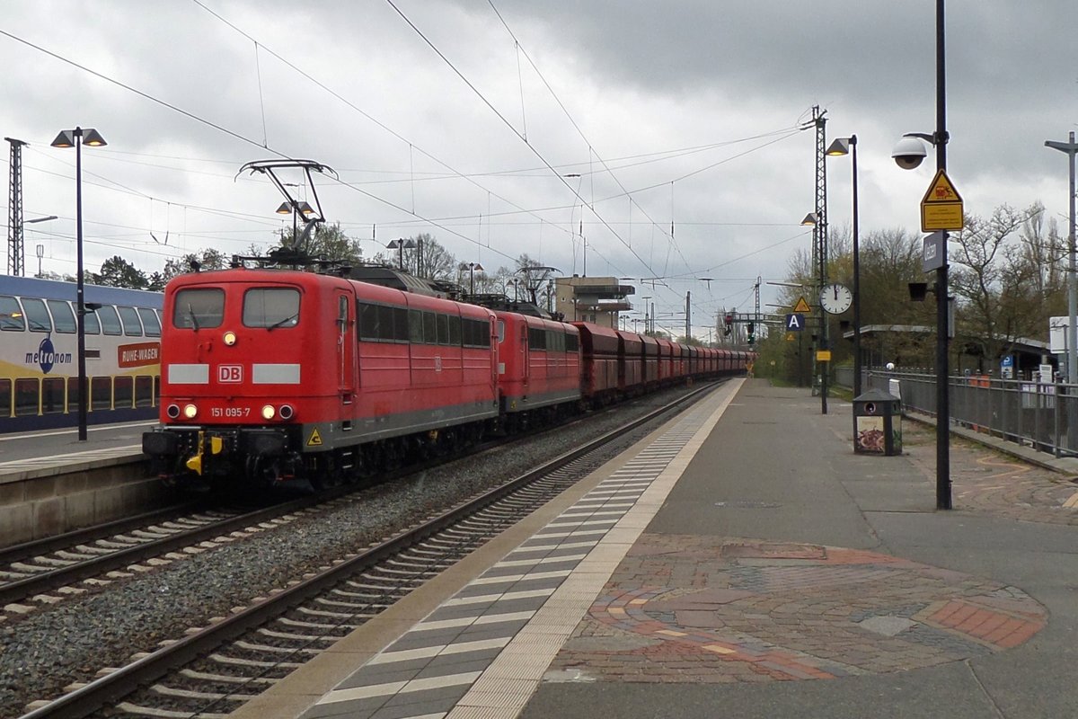 Eisenerzzug mit 151 095 durchfahrt am grauen 28 April 2016 Uelzen.