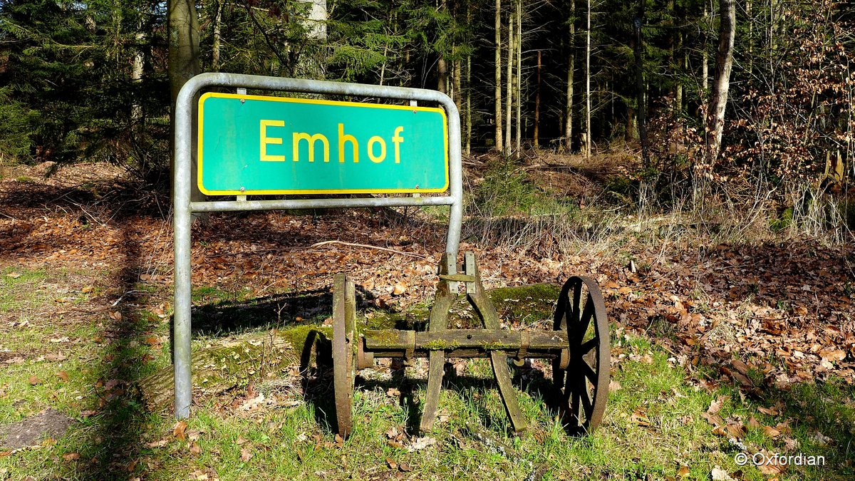 Emhof in der Lüneburger Heide, Ortshinweistafel 385 zu einem Weiler.