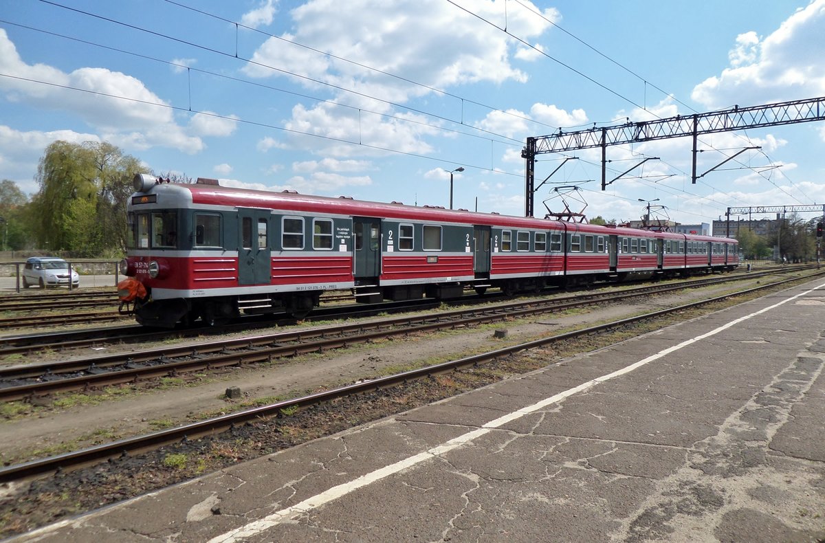 EN57-714 steht am 29 April 2016 in Leszno. 