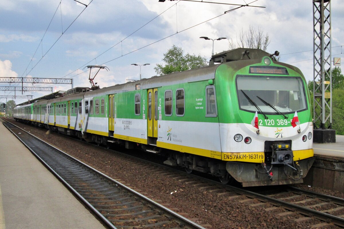 EN57AKM-1631 hält am 1 Mai 2016 in Warszawa Wschodnia.