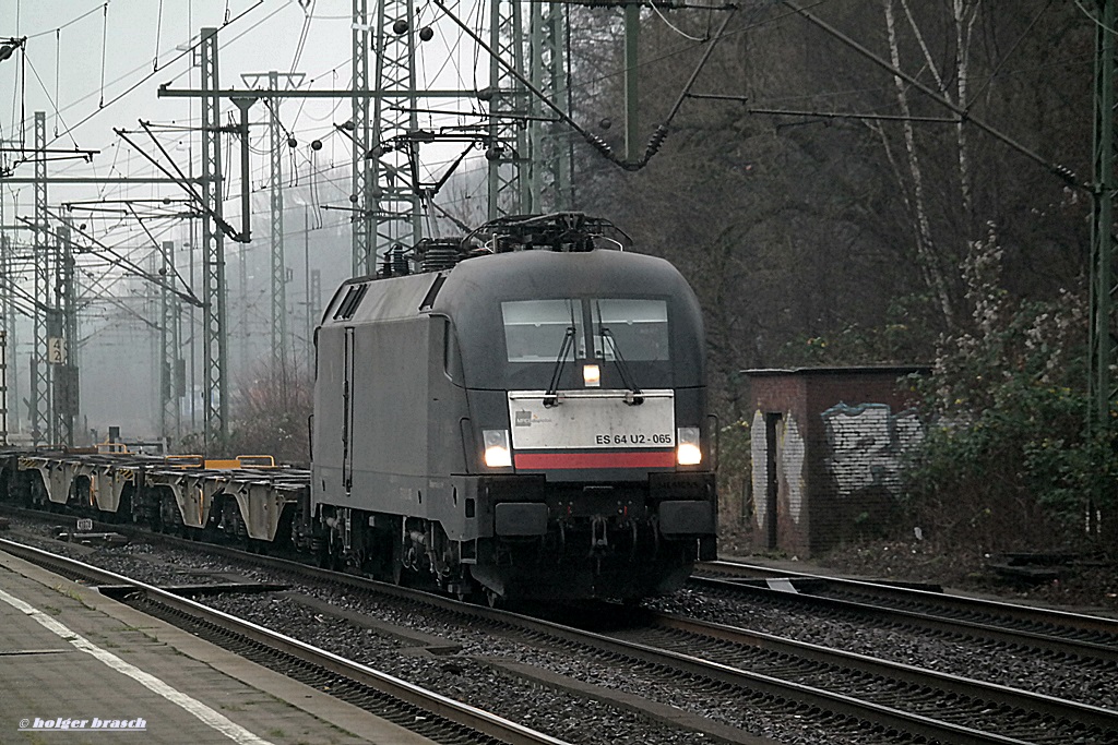 ES 64 U2-064 zog einen intermodal am 17.12.13 durch hh-harburg