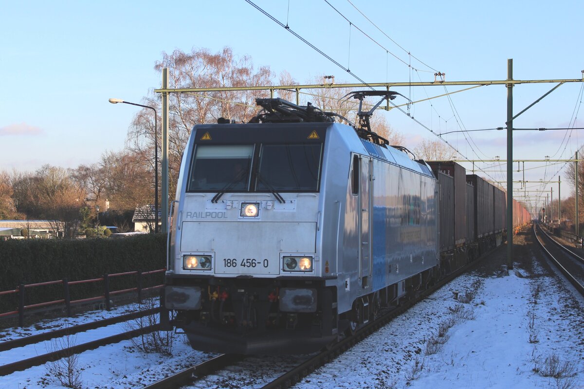 Es wird dunkel wann am 19 Jänner 2024 Lineas 186 456 mit der Volvo-Containerzug Gilze-Rijen durchfahrt.