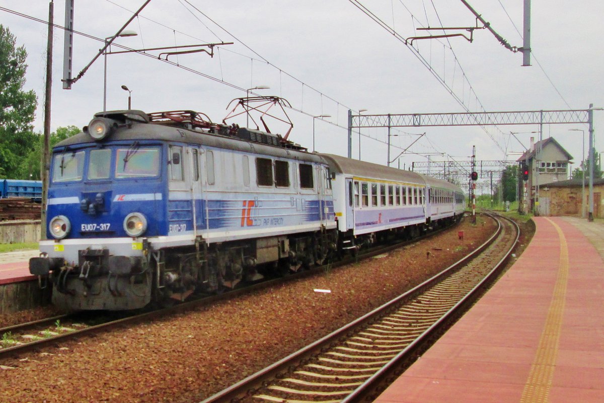 EU07-317 zieht ein IC von Wroclaw nach Szczecin durch Gliwice Labedy am 28 Mai 2015.