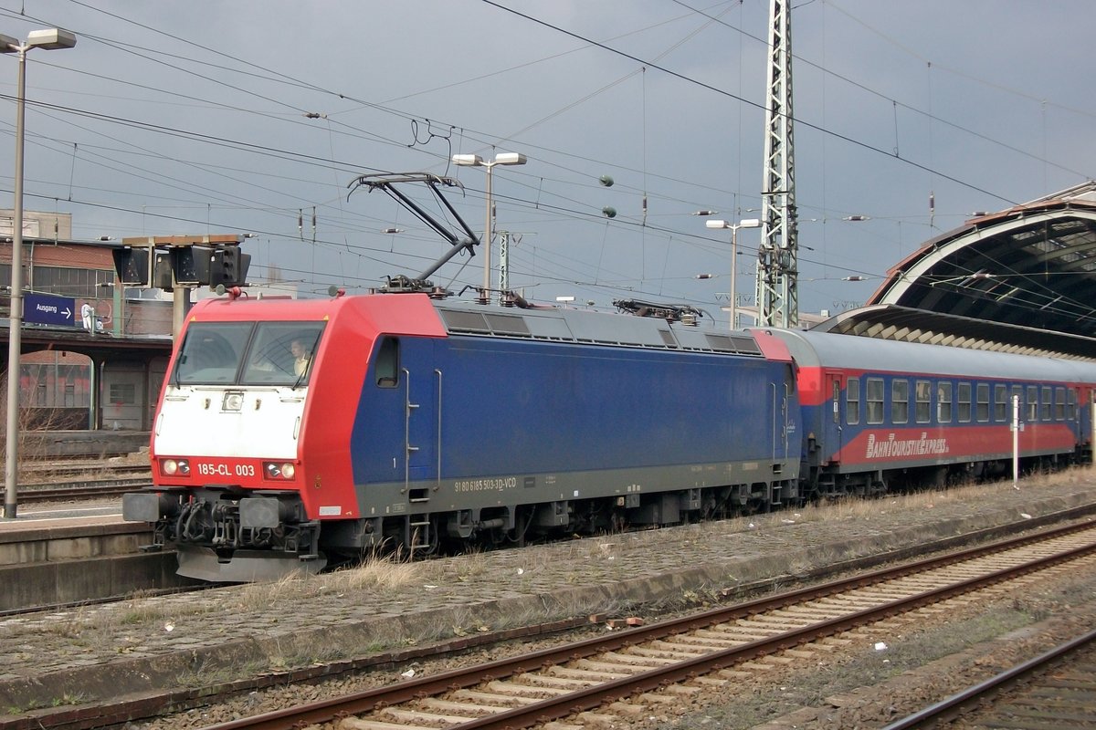 EuroBahn: 185-CL-003 steht mit ein RE in Hagen am 13 Februar 2010. Die bestellte Stadlers waren damals noch nicht zugelassen, deswegen diese frohe Lsung.