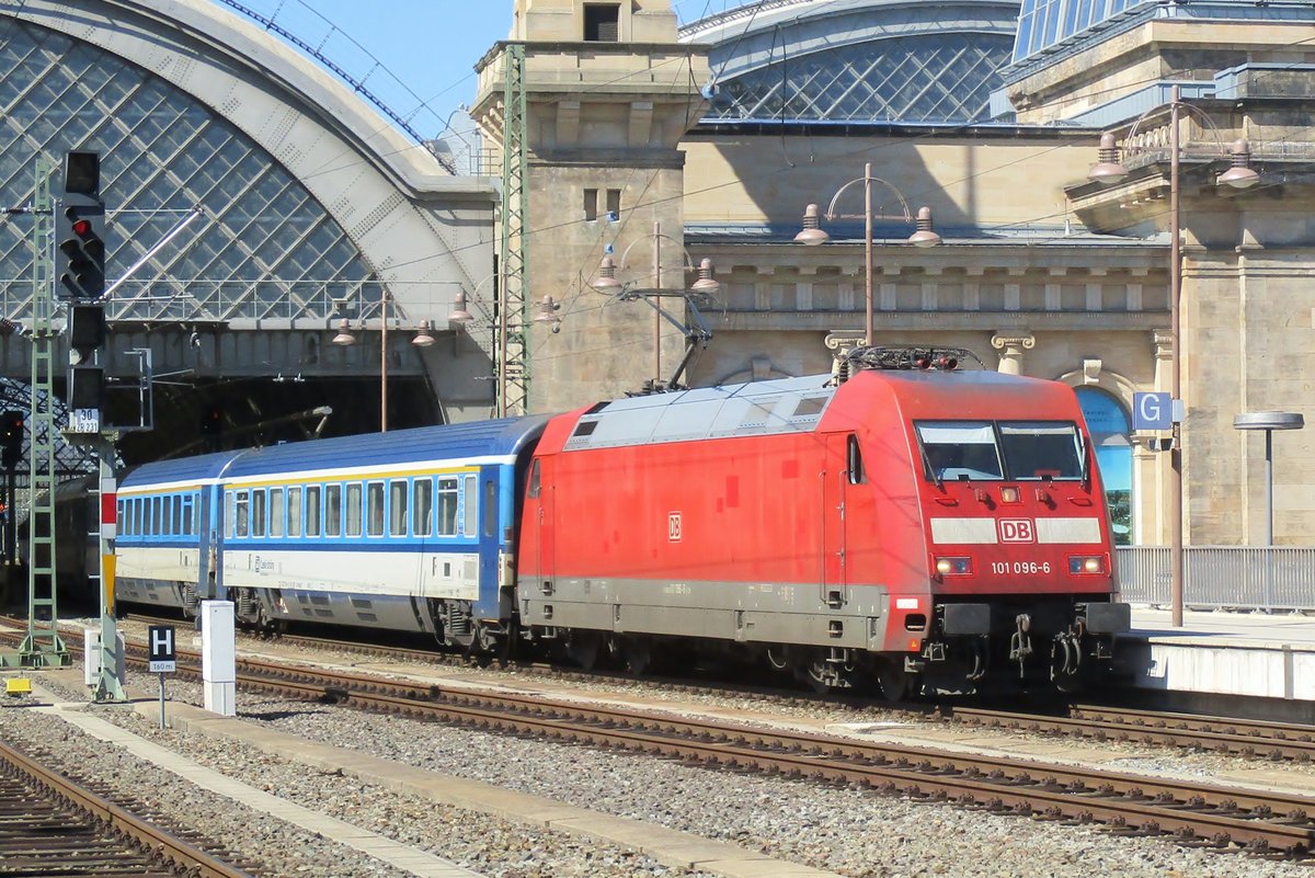 EuroCity nach Praha mit 101 096 steht am 8 April 2018 in Dresden Hbf. 