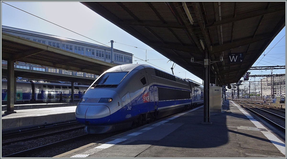 Fernverkehr in Frankreich gestern und heute: Das Bild zeit einen in Paris Gare de Lyon ankommenden TGV.
29. April 2016