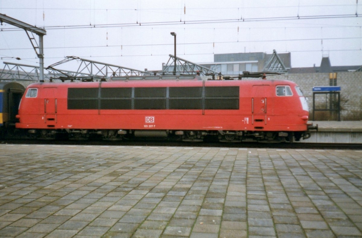 Flankschüss von 103 207 in Venlo am 24 Oktober 1998.