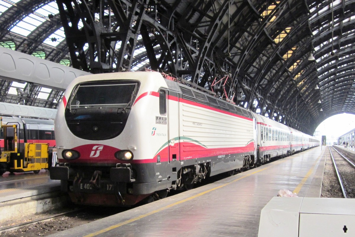 FS E 402 171 steht am 1 Juli 2013 in Milano Centrale.