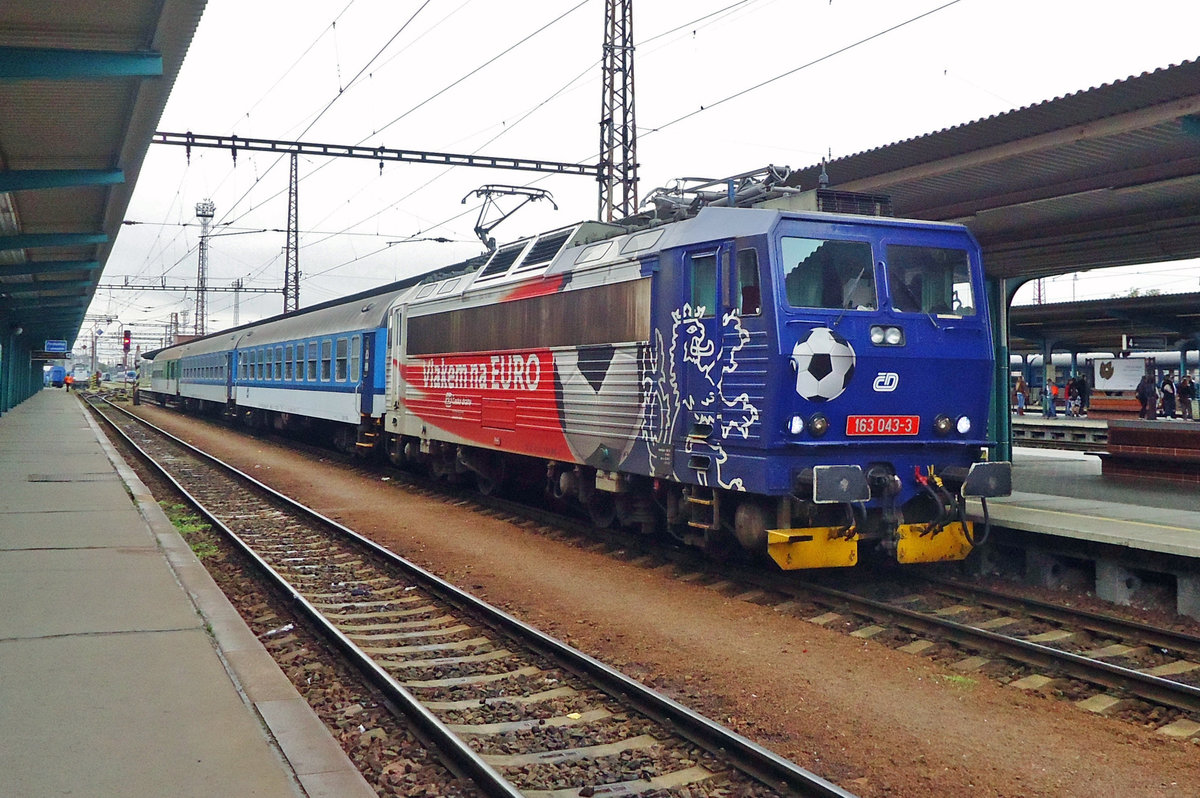 Füssball-Werbelok 163 043 in Pardubice am 5 Juni 2013; ein ganzen Jahr nach den advertierter UEFA-Turnier von 2012 in Polen und Ukrain. Die 163 040-048 wurden zwischen Tsjechien und Polen eingesetzt, deswegen bekam 163 043 der UEFA-Vollwerbung.