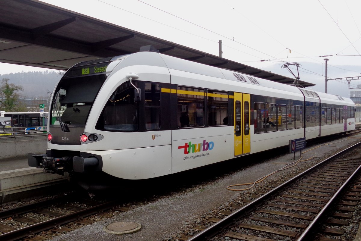 Gelbe Türe: Thurbo 722-4 steht am 30 Dezember 2018 in Olten.